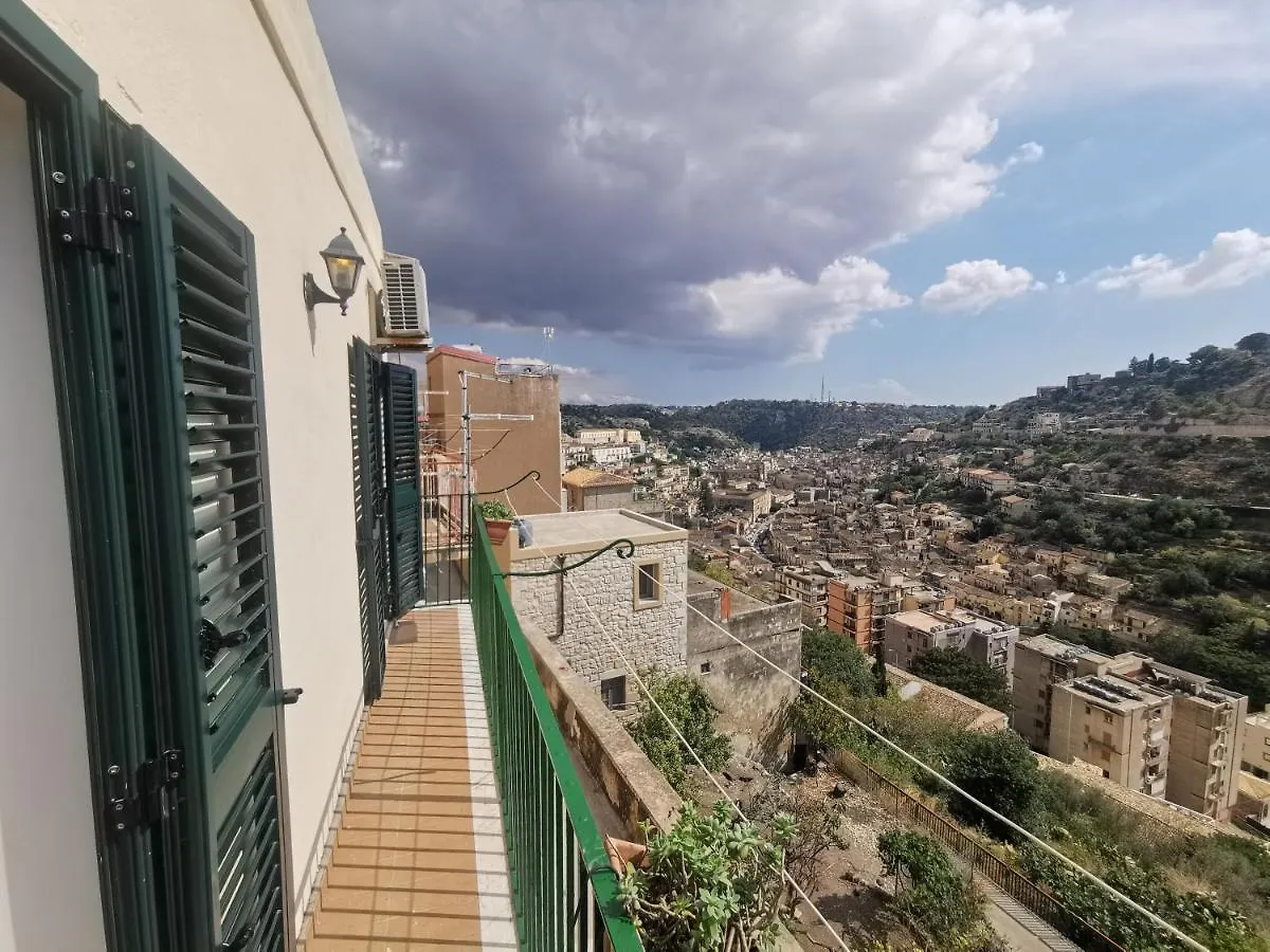 Balcone Barocco. Villa Modica 0*,